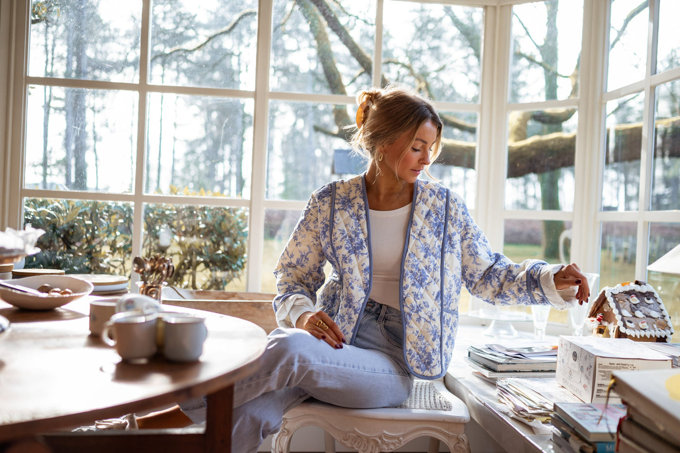 JOLENE™ | DIE ECRU-JACKE MIT BLAUEM BLUMENMUSTER