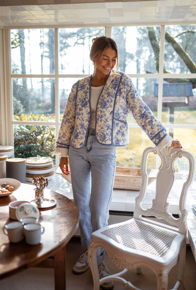 JOLENE™ | DIE ECRU-JACKE MIT BLAUEM BLUMENMUSTER