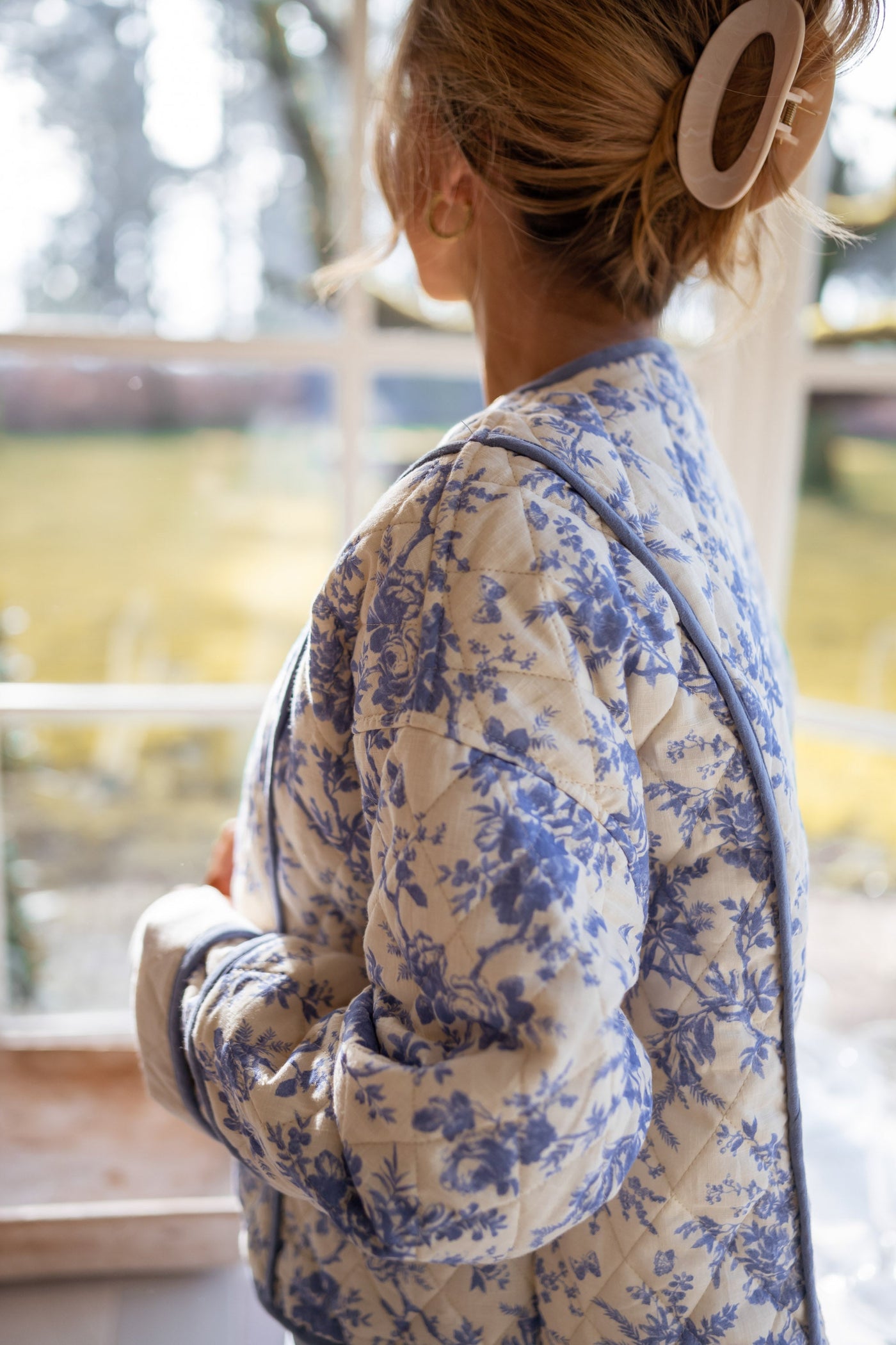 JOLENE™ | DIE ECRU-JACKE MIT BLAUEM BLUMENMUSTER