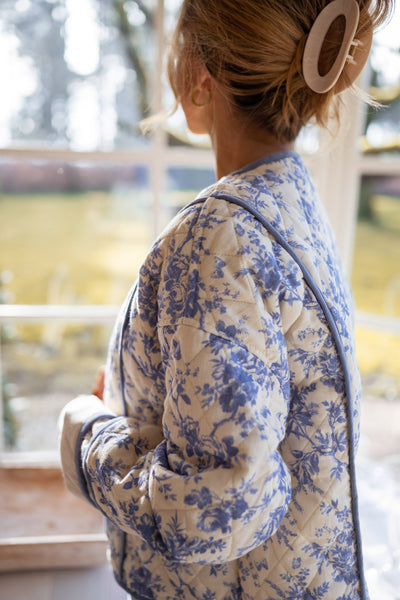 JOLENE™ | DIE ECRU-JACKE MIT BLAUEM BLUMENMUSTER