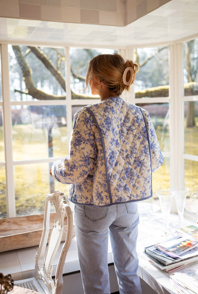 JOLENE™ | DIE ECRU-JACKE MIT BLAUEM BLUMENMUSTER