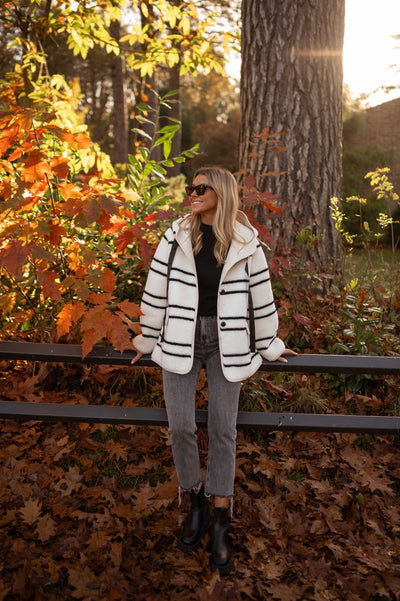 ALINA™ | DIE WEISSE FLEECE-JACKE MIT STREIFEN