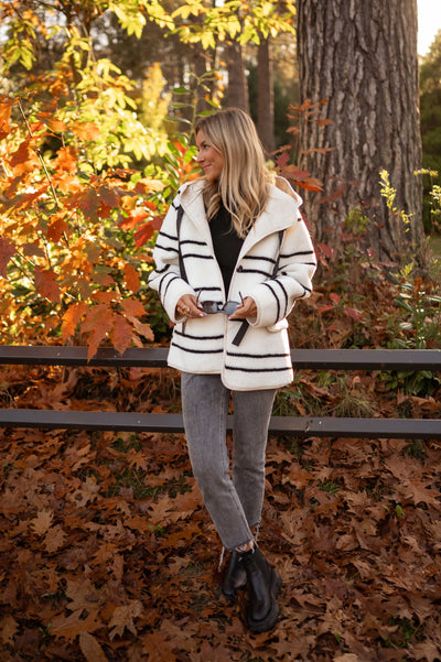 ALINA™ | DIE WEISSE FLEECE-JACKE MIT STREIFEN