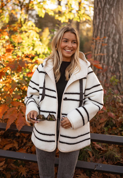 ALINA™ | DIE WEISSE FLEECE-JACKE MIT STREIFEN