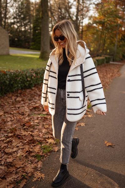 ALINA™ | DIE WEISSE FLEECE-JACKE MIT STREIFEN