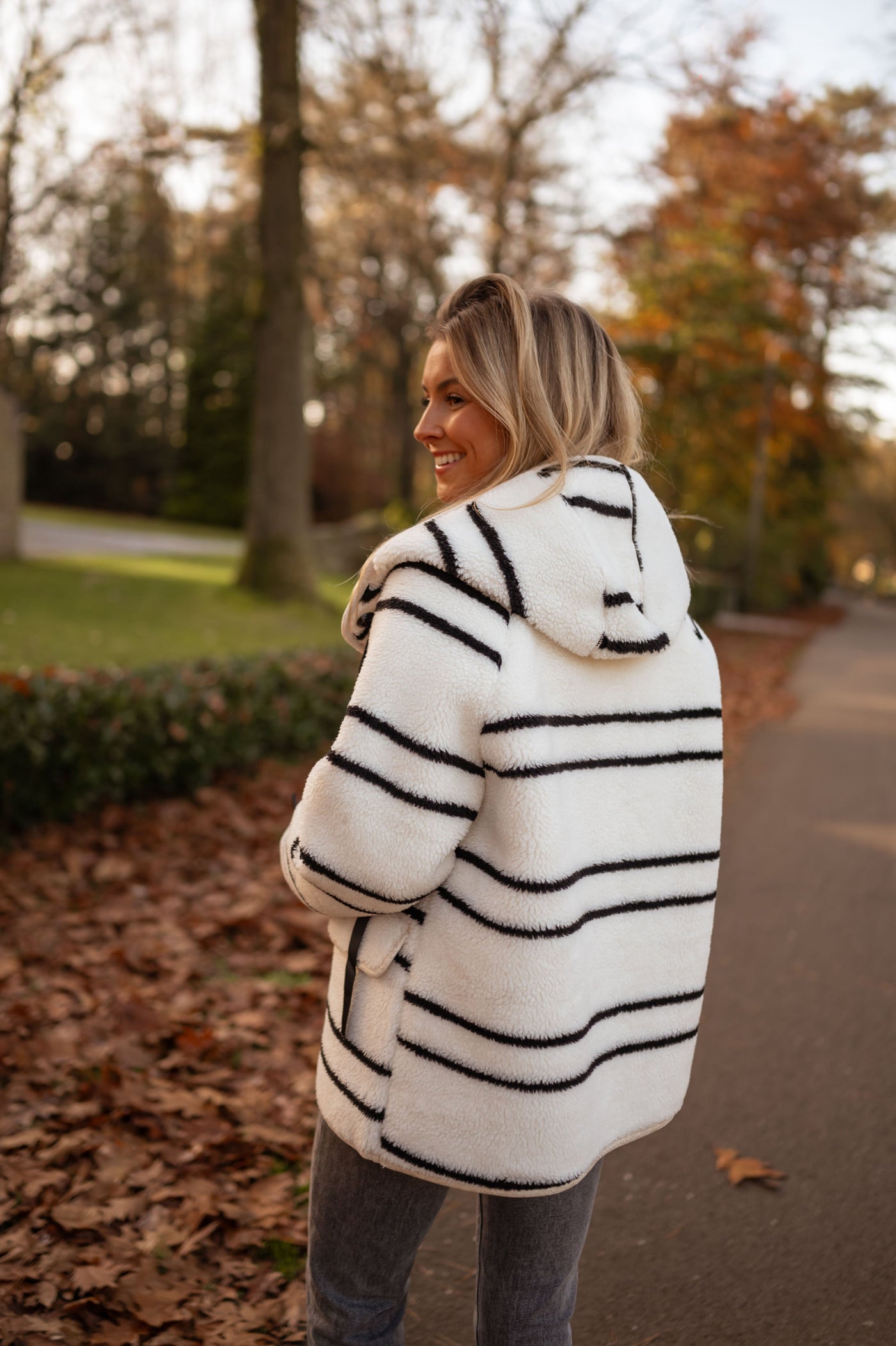 ALINA™ | DIE WEISSE FLEECE-JACKE MIT STREIFEN
