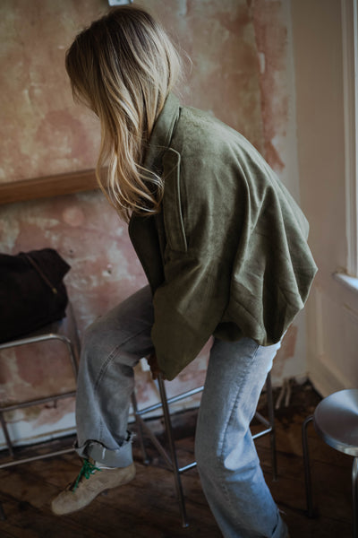 MARA™ | DIE OLIVFARBENE SUEDE-JACKE