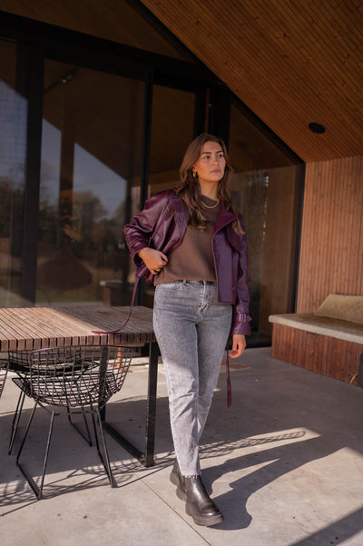 YVONNE™ | DIE PRUNE-LEDERJACKE MIT GÜRTEL