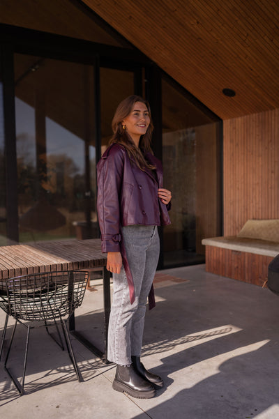 YVONNE™ | DIE PRUNE-LEDERJACKE MIT GÜRTEL