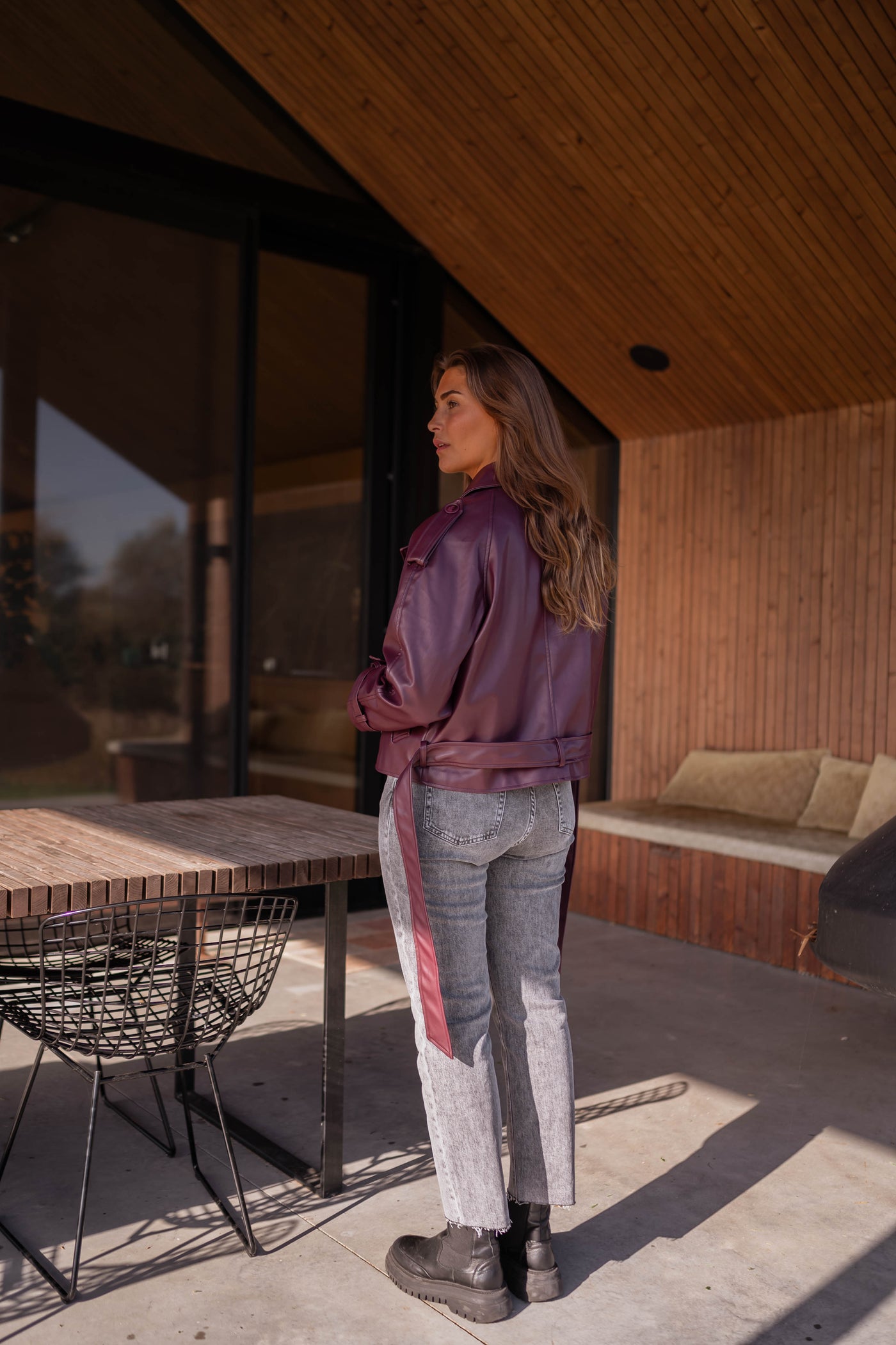 YVONNE™ | DIE PRUNE-LEDERJACKE MIT GÜRTEL