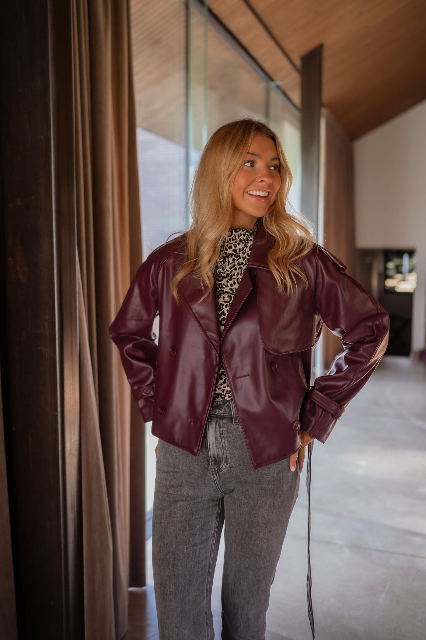 YVONNE™ | DIE PRUNE-LEDERJACKE MIT GÜRTEL