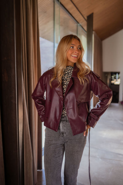 YVONNE™ | DIE PRUNE-LEDERJACKE MIT GÜRTEL