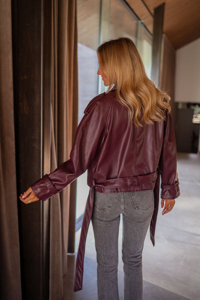 YVONNE™ | DIE PRUNE-LEDERJACKE MIT GÜRTEL