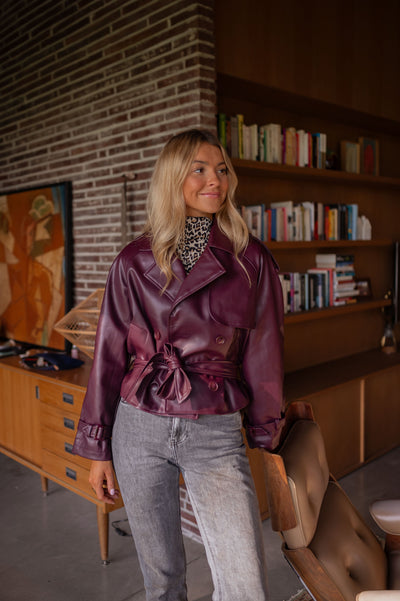 YVONNE™ | DIE PRUNE-LEDERJACKE MIT GÜRTEL